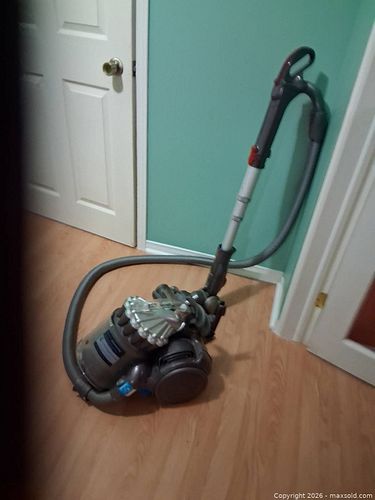 Dyson DC23 Motorhead Animal Vacuum (1 of 3)