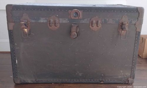 Large vintage steamer trunk (1 of 15)