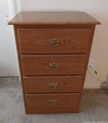 Small chest of drawers (1 of 9)