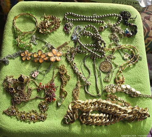 asst gold tone jewelry (1 of 5)