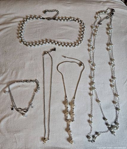 pearl asst  necklace and one bracelet  lot (1 of 17)