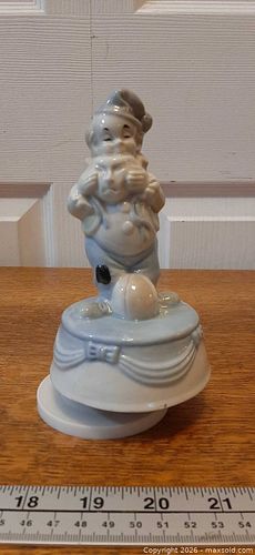 Porcelain clown musical music box (1 of 8)