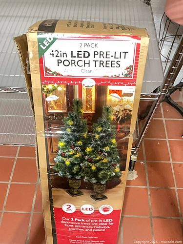 42” LED pre-lit Christmas tree- lot 703 (1 of 9)