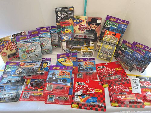 Lot of 16-30 Assorted Die-Cast Collectible Cars G (1 of 19)