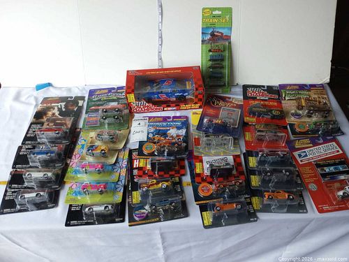 Lot of 26-50 Die-Cast Collectible Cars 1:64 & 1:24 Mix G (1 of 17)