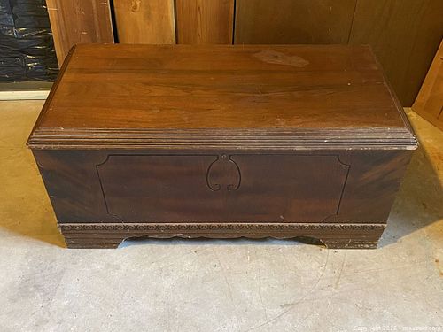 The Honderich Furniture Company Cedar Chest  (1 of 15)