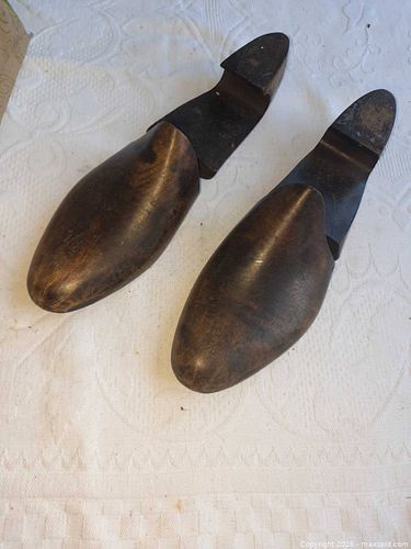 Vintage Dark Brown Wooden Shoe Trees / Stretchers, Men's 9 Adjustable (1 of 3)