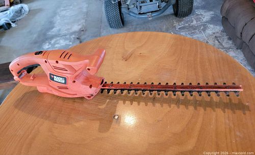 Electric Corded Black & Decker Hedge Trimmer  (1 of 3)