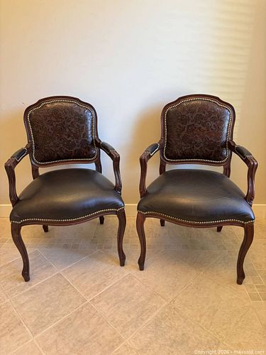 Pair of Vintage Traditional Armchairs with Carved Wood (1 of 11)