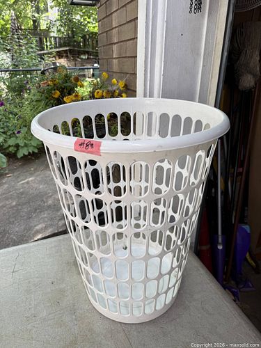 A CLOTHES HAMPER.  (1 of 1)