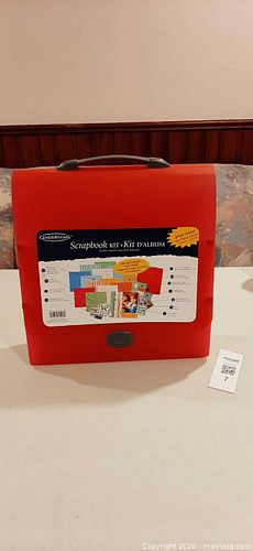Bright red carrying case for scrapbooking (1 of 7)
