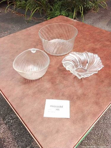 Set of 3 Clear Ribbed Swirl Glass Bowls (1 of 4)