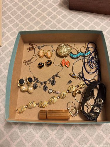 Mixed Lot Assorted Jewelry, Gold & Silver Tone, Enamel, Beads (1 of 15)