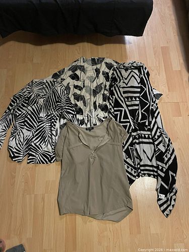 Womens M sweaters and topwear lot (1 of 11)