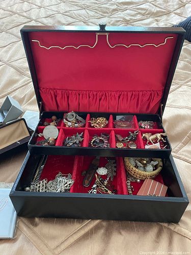 Costume Jewelry A  (1 of 17)