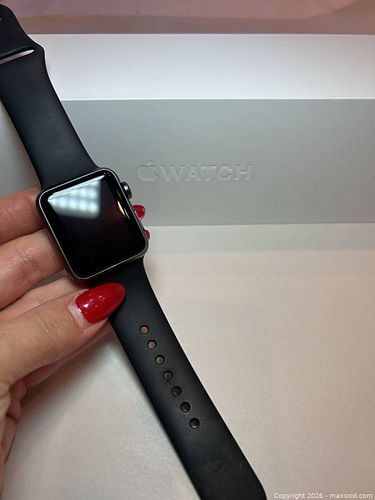 Apple Watch 38mm Space Gray Aluminum 7000 Series (1 of 17)