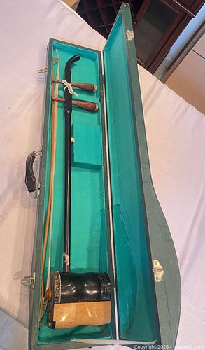 Traditional Chinese 2-String Erhu with Snakeskin Soundboard & Hard Case (1 of 20)