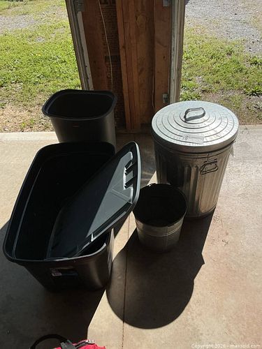 Trash Cans And Tote B (1 of 7)