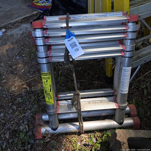 Aluminum Multipurpose Telescoping/Articulating Ladder (Collapsed) (1 of 4)