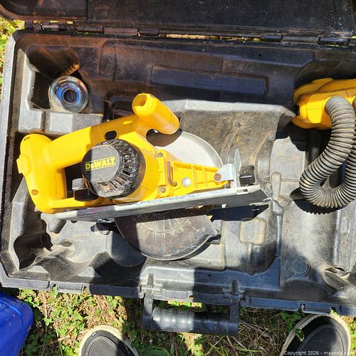 DeWalt DW939 6-1/2" Cordless Circular Saw & DW919 Rechargeable Light - No Battery (1 of 6)