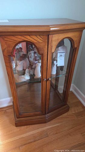 Traditional Medium Oak Curio Cabinet with Mirrored Back (1 of 10)