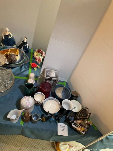 Mixed Lot: Ceramic, Porcelain, Glass & Wood Collectibles (1 of 8)