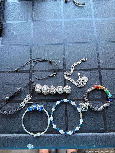 Costume jewellery  (1 of 7)