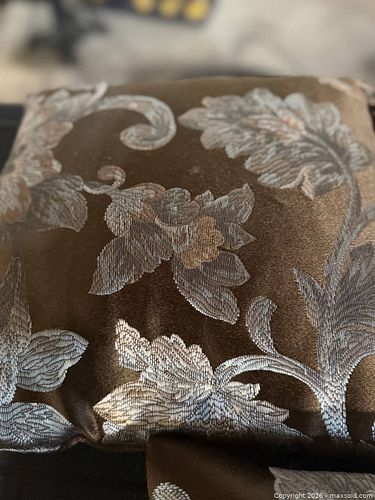 Throw cushions (1 of 5)