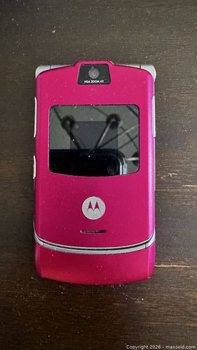 Motorola V3/RAZR Series Flip Phone - Pink/Silver (1 of 7)