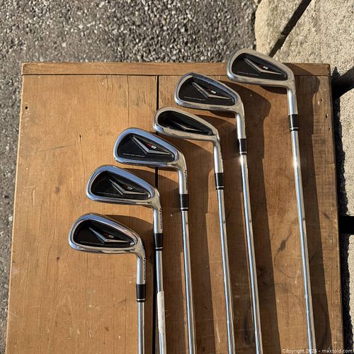 TaylorMade R9 Golf Set: 6, A, 9, 5, 7, 4 - Right Handed  (1 of 14)