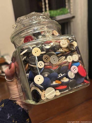 Assorted Loose Buttons in Glass Jar (50–100) (1 of 2)