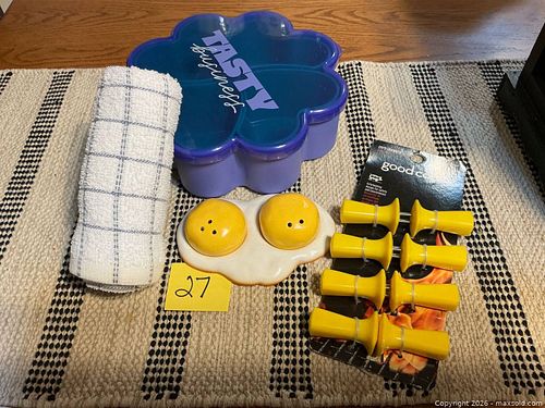 Eggs S & P Shakers and More  (1 of 9)
