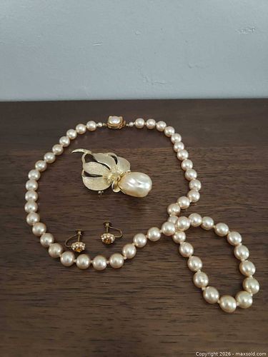 Vintage faux pearl jewelry lot (1 of 8)