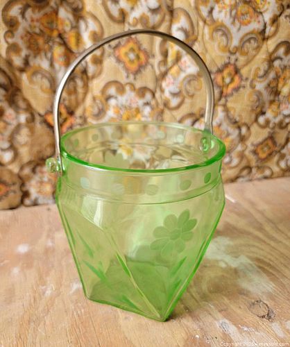 Vintage Uranium Glass Bucket  (1 of 4)