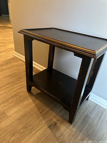 Farmhouse Side Table End Table. (1 of 6)