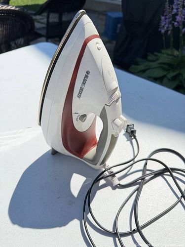 Black & Decker Steam Iron, White & Red (1 of 3)