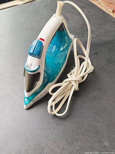 Black & Decker Steam Iron, White & Teal (1 of 3)