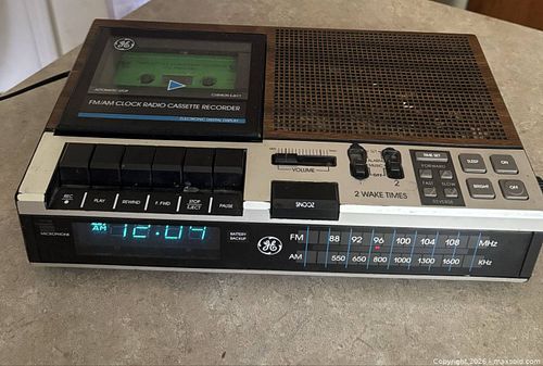 GE Clock Radio Cassette Recorder with Dual Alarm (1 of 5)