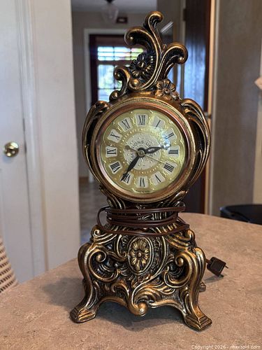 Vintage Sessions Gilded Resin Victorian Mantel/Table Clock (Electric) (1 of 3)