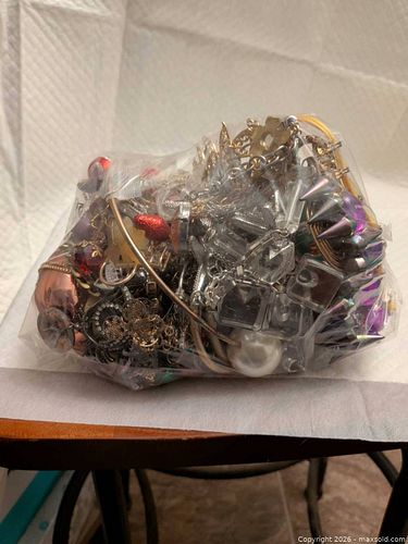 Bag of miscellaneous costume jewelry (1 of 5)