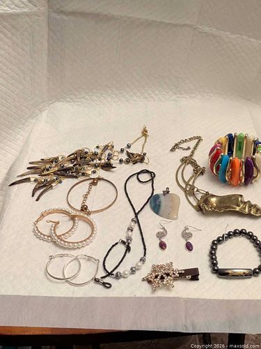 Costume jewellery  (1 of 3)