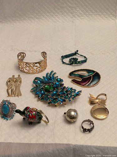 Costume Jewellery  (1 of 4)
