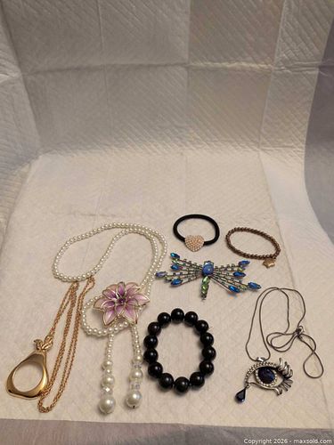 Costume jewelry (1 of 5)