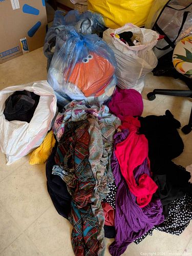Large group of men's and women's clothing and linens (1 of 5)