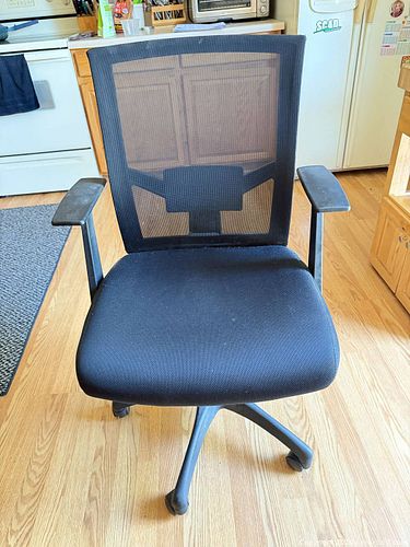 Black Mesh Back Office Chair with Adjustable Height (1 of 5)