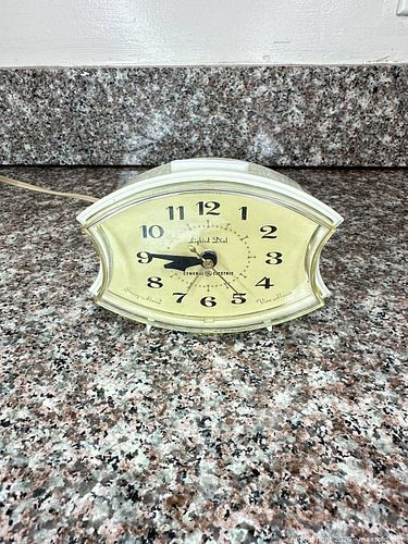 General Electric Vintage Electric Alarm Clock (Ivory) (1 of 5)