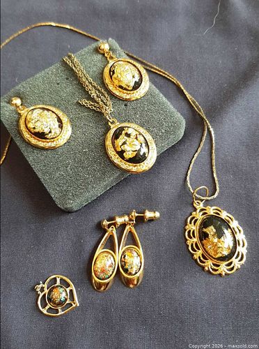 Matching Gold-themed Jewellery (1 of 7)