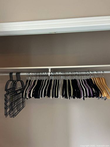 Assorted Velvet, Wood & Wire Clothes Hangers, 21–40 pcs (1 of 5)