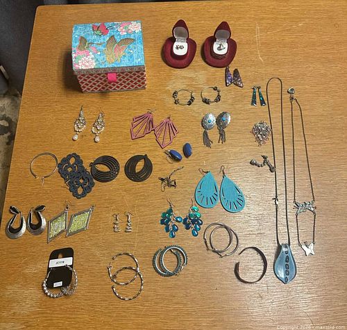 Mixed Costume Jewelry Lot: Earrings, Necklaces, Bracelets, Pendants (1 of 16)