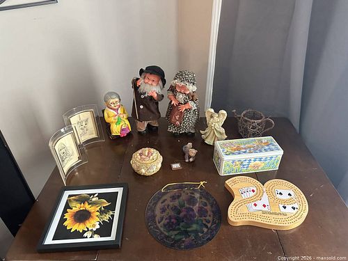Mixed Vintage Decorative Figurines, Cribbage Board & Framed Sunflower (1 of 8)